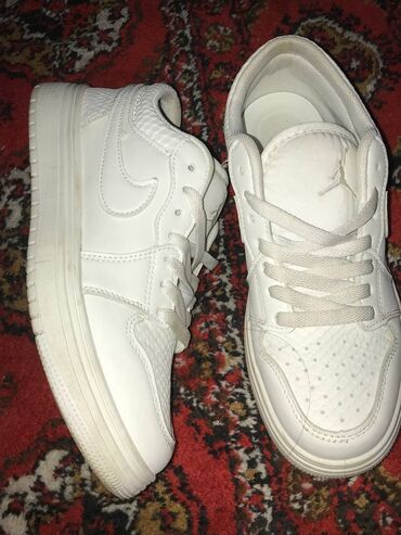 обувь больших размеров бишкек: Продам кроссовки Белые Air Jordan (женская модель). Размер 41