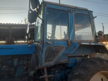 Traktorlar: Mavi rəngli təkərli kənd təsərrüfatı traktoru Xüsusiyyətlər: - — 11