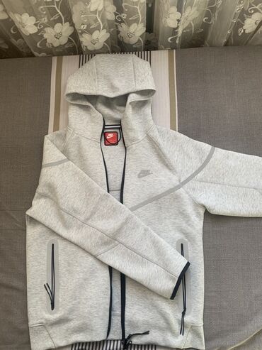 одинаковые спортивные костюмы для пары: Спортивная кофта Nike Tech Fleece серого цвета с капюшоном. Модель