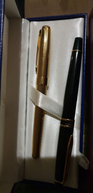 Наборы украшений: Набор из трех перьевых ручек в фирменных коробках. Состав: - Sheaffer — 10