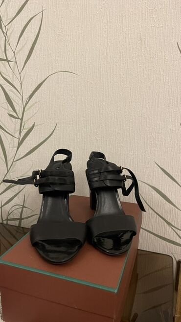 gün eynekleri: Qara qadın sandaleti - Model: Açıq burunlu, kvadrat dabanlı - Rəng