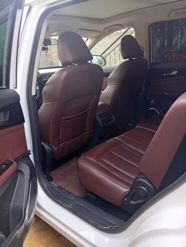 Digər Avtomobillər: VGV ağ rəngli şəhər krossoveri Xüsusiyyətlər: - Geniş xrom radiator — 8