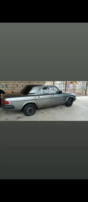 VAZ (LADA): Qədimi, boz rəngli, dörd qapılı sedan avtomobili. Qara rəngli
