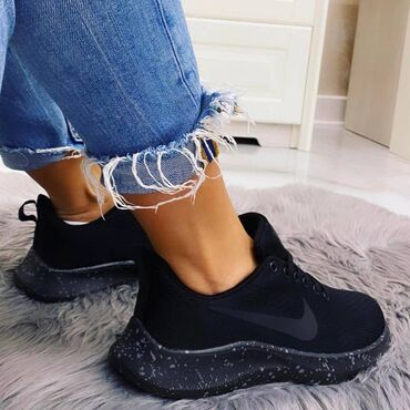 nike dior: Nike patike za trening

Novo
Brojevi 36 do 41

fb MOja Kupovina 1