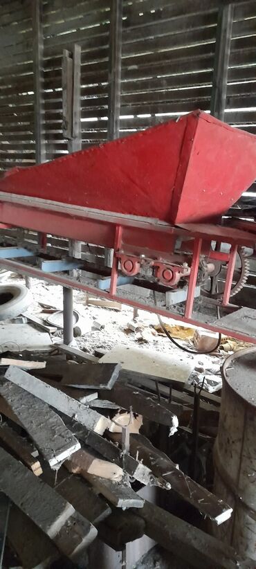 Teretna i poljoprivredna vozila: Levator za izbacivanje kukuruza