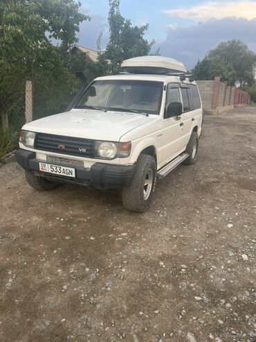 лексус лх 600 цена бишкек: Белый внедорожник Mitsubishi Pajero с установленным багажником на