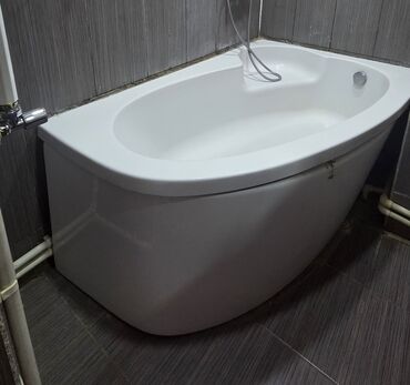 Moydadırlar: Bu künc vanna kiçik ölçülü hamam otaqları üçün ideal həlldir. Ağ