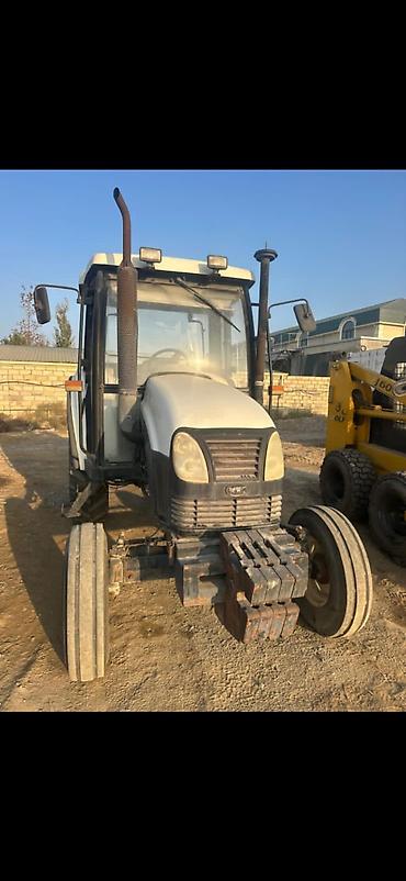 Traktor – kabinli, ön çəki daşları ilə Xüsusiyyətlər: - Kabin