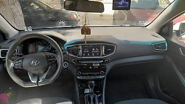Другие автомобили: Ağ rəngli müasir sedan Xüsusiyyətlər: - Geniş və aerodinamik kuzov — 8