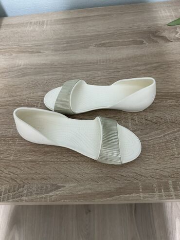 женские балетки летние: Туфли, 35, Crocs, Новый, цвет - Белый, Платная доставка