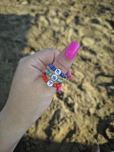 Üzüklər: Muncuqlu üzükler bürclerle cütü 1 manat,sadesi 0,50 qepik.her rengi — 8