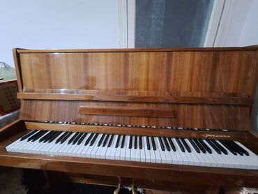 Пианино, фортепиано: Продаётся пианино за 15тыс. отличном состоянии "Украина" звоните по