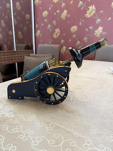 icki qiymetleri: Qədim top formasında dekorativ içki butulkası və stend, siqaret qabı — 2