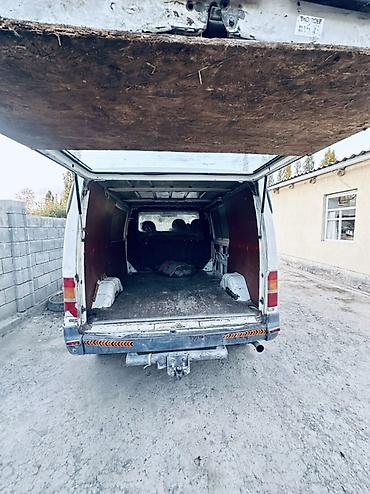 грузовой авто: Грузовой фургон Ford Transit (поколение 1990-х), белый цвет, короткая — 7