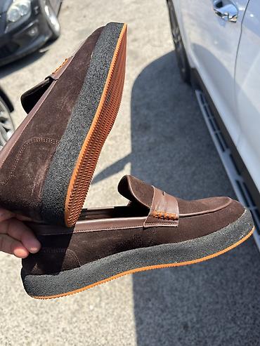 ax ayaqqabı: Kişi üçün klassik loafer ayaqqabı. Model tünd qəhvəyi zamşa görünüşlü — 1