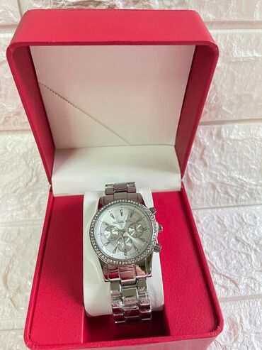 Ručni satovi: Cena: 3100 (sa kutijom)
Cena:2600 (bez kutije) ✨ — 25
