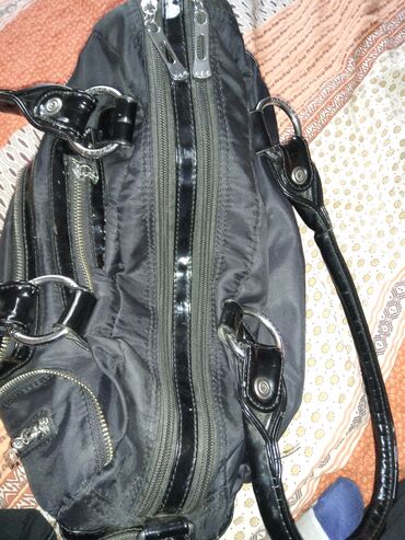 crne torbe komada: Bez ostecenja,vrlo kratko koriscena, sportsko elegantna torba