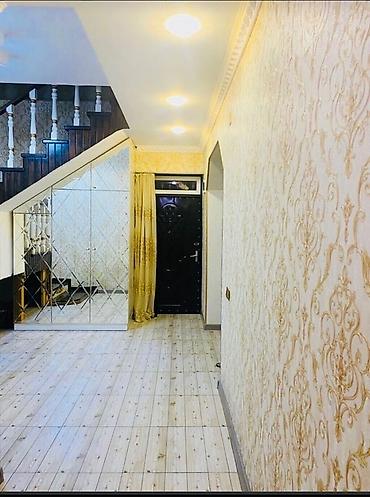 taxta domik: İki mərtəbəli fərdi yaşayış evi. Fasadı qırmızı rəngdədir və açıq krem — 6