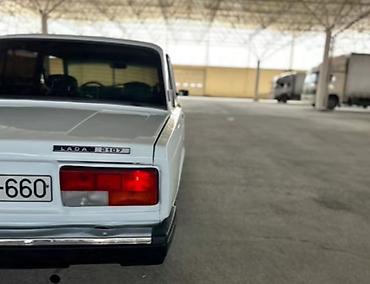 VAZ (LADA): VAZ 2107 sedan - Kuzov: 4 qapılı, ağ rəng, xrom ön barmaqlıq və — 5