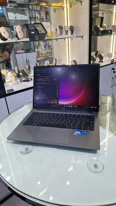 Qol saatları: Intel Core i5, 12 GB, 11.6 "