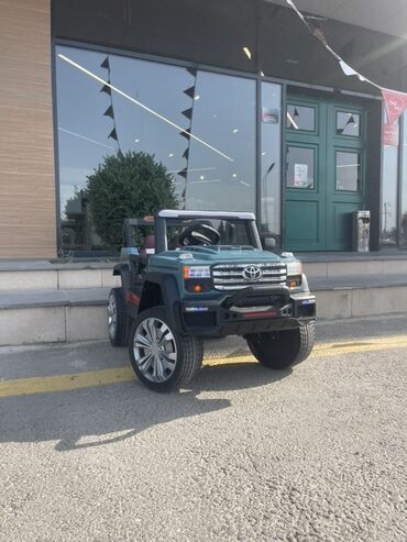 Uşaqlar üçün nəzərdə tutulmuş bu elektrikli avtomobil tünd yaşıl