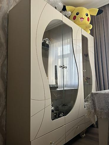 Modern vitrin şkaf – ikili şüşə qapılı, krem rəngli korpus