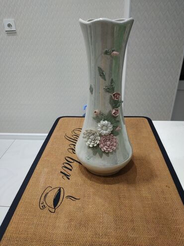 ваза стеклянная прозрачная высокая без узора: Bir vaza, Keramika