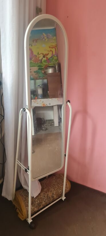 зеркало с подставкой: Зеркало в полный рост на мобильной стойке белого цвета. Овальная рама