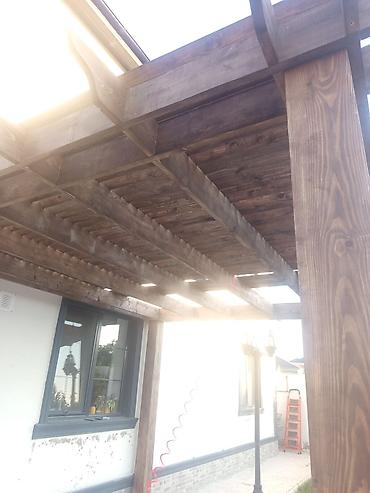 telefon sifarisi: Açıq havada istirahət zonası üçün taxta pergola/lyustra altlığı - — 3