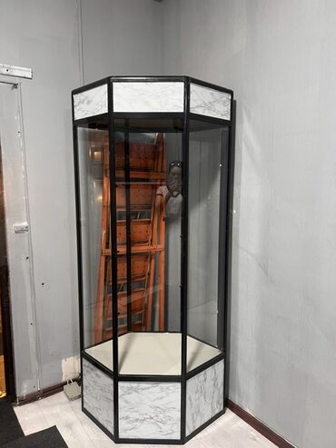 стойка для открыток: Шестиугольная витрина с черным каркасом и отделкой под мрамор