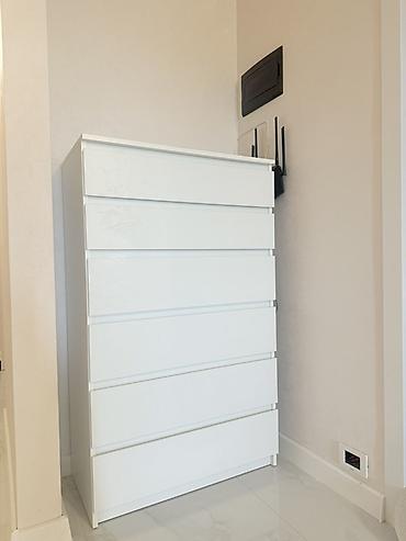 kamo: Jysk dan Ağ rəngli, müasir dizaynlı 6 çekmeceli komod. - Minimalist — 1