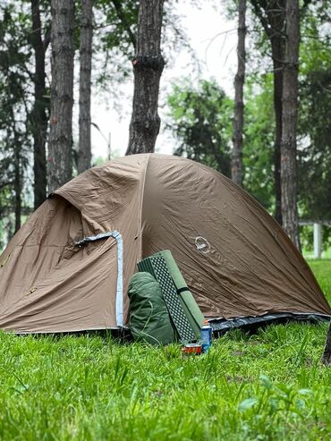 палатка прокат: Сдаю в аренду палатку с двумя кариматами, с двумя спальными мешками и