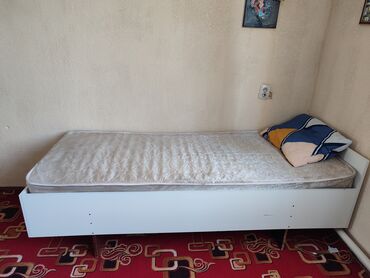 диваны кровати: Диван-кровать, цвет - Белый, Б/у