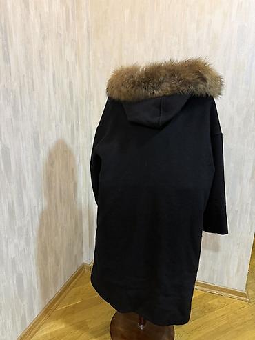 islənmis geyimlər: Qadın palto – qara rəng, kapüşonlu, təbii kürk detallı - Model: düz — 2