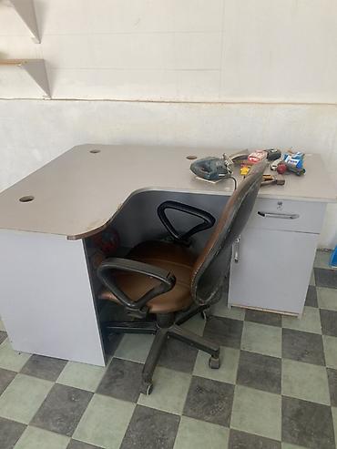 kompüter kreslosu: Ofis üçün L formalı iş masası və təkərli kreslo dəsti - Rəng: açıq — 1