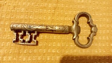 Ostali predmeti za kolekcionarstvo: Ukrasni kljuc nov prelep,od mesinga.
Uplata na racun pa slanje odmah