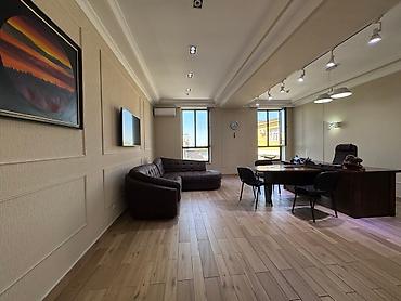 Продажа офисов: Продажа офисов 360 м², С ремонтом, С мебелью, Административное здание, 1 этаж — 3