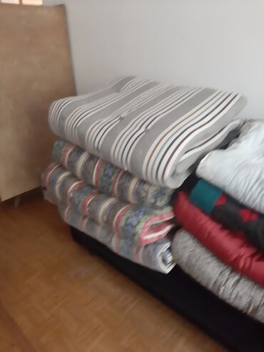 российские одеяла: 1 фото (матрацы), 2 фото ( 3 толстых +1 тонкое покрывала-одеяло), 3