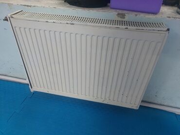 Radiatorlar: 5 ədəd radiyatordu. 2 ədədi 80 sm qiyməti 30 manat. 3 əbədi 60 sm