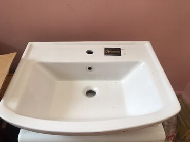 Mətbəx kranları: Ağ rəngli, keramikadan hazırlanmış, düzbucaqlı formalı lavabo. Tək