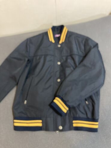 Köynəklər: Tünd lacivərt rəngdə bomber/jacket tipli üst geyim. yenidir S razmer
