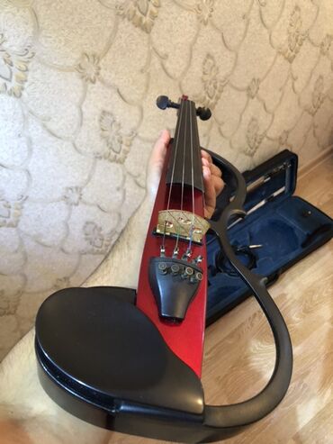 Pianolar: Yamaha sv120 yaxsı veziyyetdedir seslenmesı eladır.üzerinde