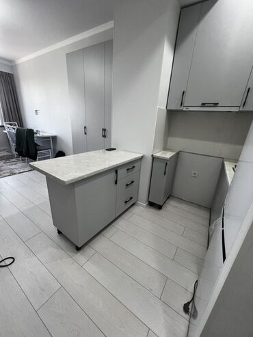 удобное расположение кухонной мебели: Кухонные гарнитуры на заказ - Современный минимализм: ровные фасады