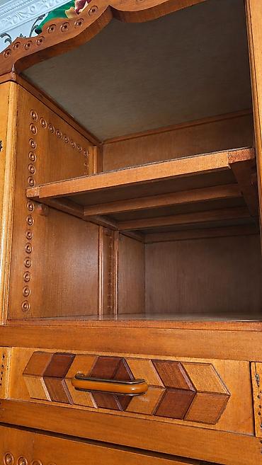Taxta vitrin/li̇vit şkaf - Material: tam ağac (isti bal rəng