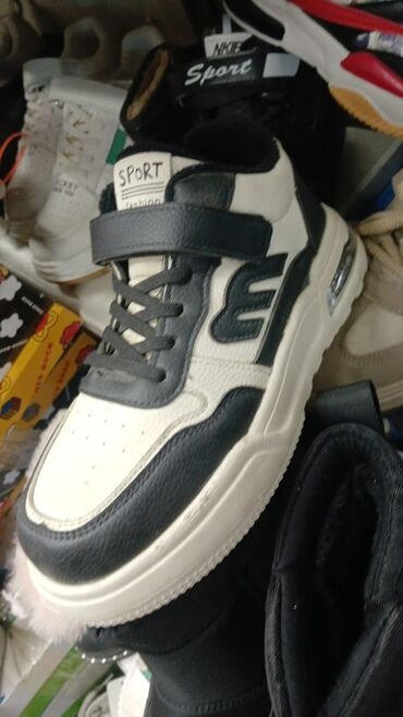 Кроссовки и спортивная обувь: Мужская обувь (несколько моделей) 1) Кроссовки серо‑чёрные Waterproof — 17