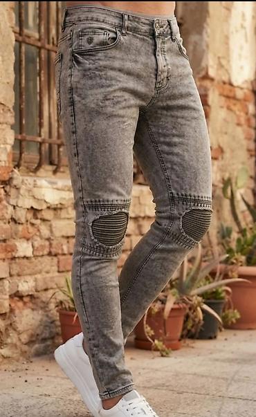 Muške slim-fit farmerke – sivo ispran denim sa moto detaljima na