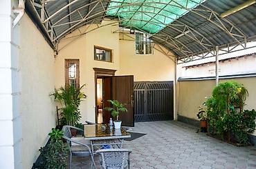 2 комната кв: 6 комнат и более, 330 м², 6 соток, Бишкек, Собственник — 4