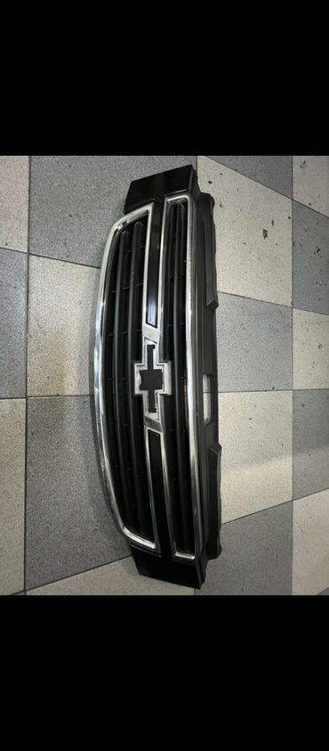 бежевые босоножки на тракторной подошве: Chevrolet ön radiator barmaqlığı (grili) - Rəng: qara korpus, xrom