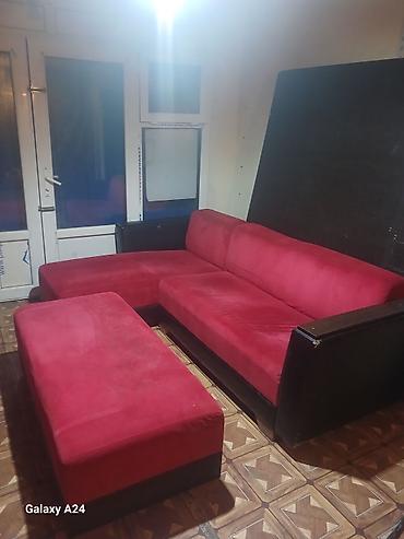 Qırmızı künc divan və puf - L‑şəkilli künc divan, yumşaq parça üzlük