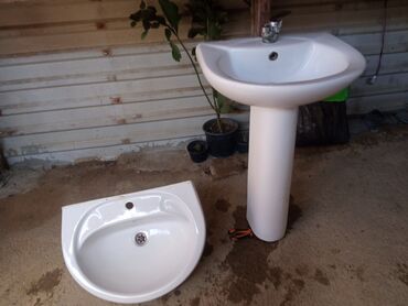 Кухонные мойки: Keramik ayaqlı əl-üz yuma lavabosu dəsti - Material: parlaq ağ